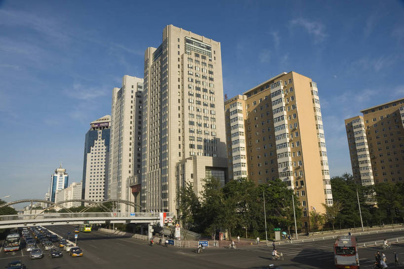 摄影师,横图,彩色,室外,白天,仰视,城市,大厦,街道,北京,中国,亚洲,行人,车辆,交通,楼房,东方,建筑物,树木,现代化,蓝天,阳光,摄影,晴天,整洁,长安街,摄像师,马路,旅行,过街天桥,bj174