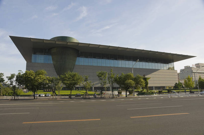 摄影师,博物馆,横图,彩色,室外,白天,仰视,城市,北京,中国,亚洲,行人,车辆,文化,东方,树木,现代化,蓝天,阳光,气派,摄影,晴天,整洁,文明,摄像师,马路,旅行,高层建筑,首都博物馆,bj174