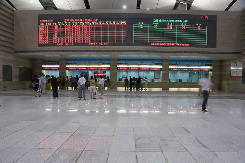 摄影师,火车站,横图,彩色,室内,旅游,城市,建筑,北京,中国,亚洲,灯光,旅客,现代化,风景,经济,整洁,明亮,舒适,候车室,宽敞,摄像师,标志性建筑,北京南站,bj174