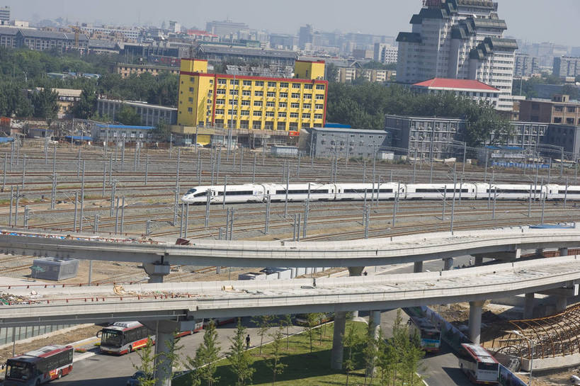 无人,摄影师,火车站,横图,彩色,室外,白天,旅游,城市,道路,建筑,北京,中国,亚洲,高速,楼群,列车,现代化,风景,阳光,天,经济,晴天,摄像师,快捷,高层建筑,标志性建筑,北京南站,bj174