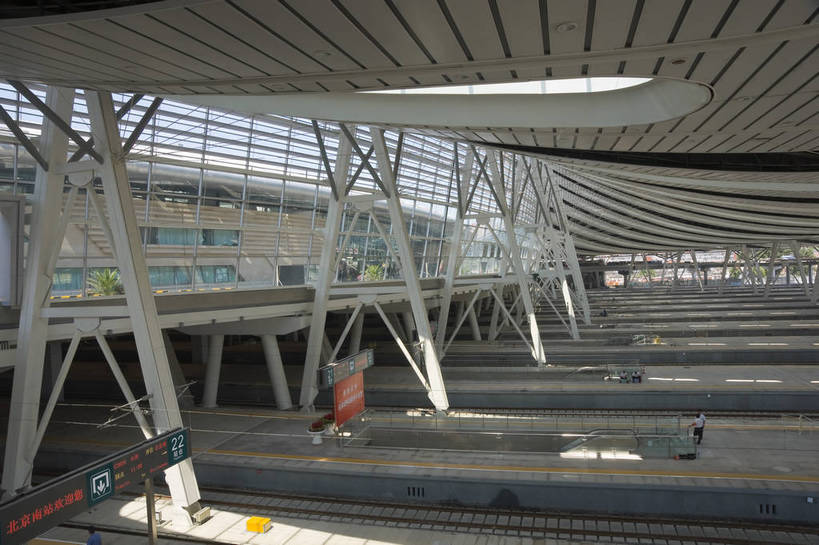 无人,摄影师,火车站,横图,俯视,彩色,室内,白天,旅游,城市,建筑,北京,中国,亚洲,轨道,站台,现代化,阳光,经济,晴天,摄像师,高角度拍摄,标志性建筑,北京南站,bj174