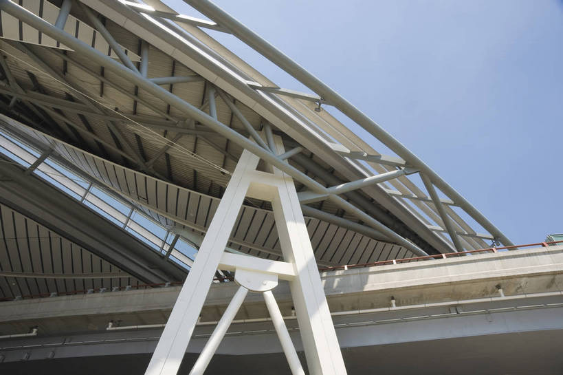 无人,摄影师,火车站,横图,室外,白天,仰视,旅游,城市,建筑,北京,中国,亚洲,局部,现代化,风景,阳光,天,经济,晴天,摄像师,标志性建筑,北京南站,bj174