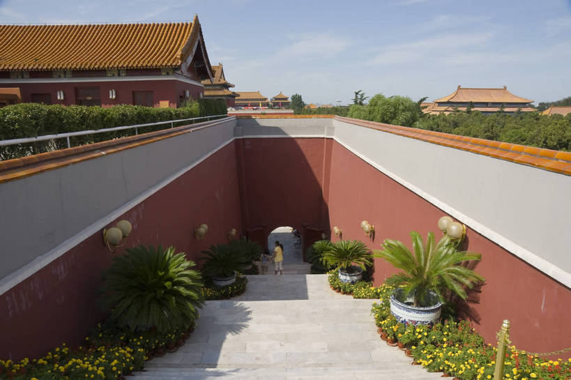 摄影师,宫殿,横图,彩色,室外,白天,旅游,名胜古迹,建筑,北京,中国,亚洲,游人,古老,壮观,古迹,历史,文化,文物,遗址,名胜,白云,风景,蓝天,阳光,晴天,雄伟,文明,摄像师,天安门城楼,幽静,bj174