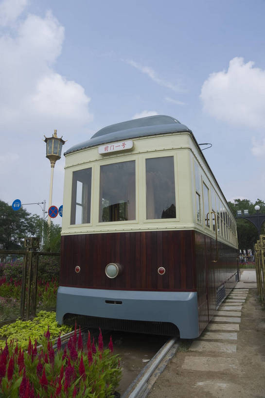 摄影师,竖图,彩色,室外,白天,旅游,名胜古迹,建筑,汽车,电车,北京,中国,亚洲,游人,古老,历史,文化,车,白云,风景,蓝天,阳光,交通工具,热闹,晴天,有轨电车,文明,载具,摄像师,前门大街,铛铛车,bj174