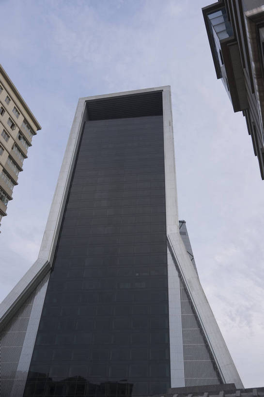 无人,摄影师,竖图,彩色,室外,白天,仰视,旅游,城市,建筑,北京,中国,亚洲,高大,现代化,白云,风景,蓝天,阳光,经济,晴天,雄伟,摄像师,高层建筑,标志性建筑,中央电视台,bj174