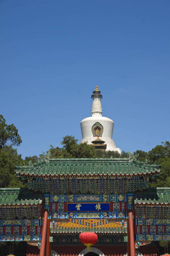 无人,摄影师,竖图,彩色,室外,白天,旅游,名胜古迹,建筑,北海公园,北京,中国,亚洲,古老,灯笼,牌坊,古迹,历史,文化,文物,白塔,遗址,树木,名胜,风景,蓝天,阳光,晴天,文明,摄像师,气势,幽静,bj174