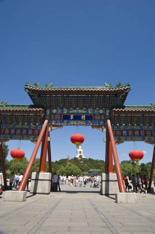 摄影师,竖图,彩色,室外,白天,旅游,名胜古迹,建筑,北海公园,北京,中国,亚洲,游人,古老,牌坊,古迹,历史,文化,文物,古建筑,白塔,遗址,树木,名胜,风景,蓝天,阳光,晴天,文明,摄像师,气势,幽静,bj174
