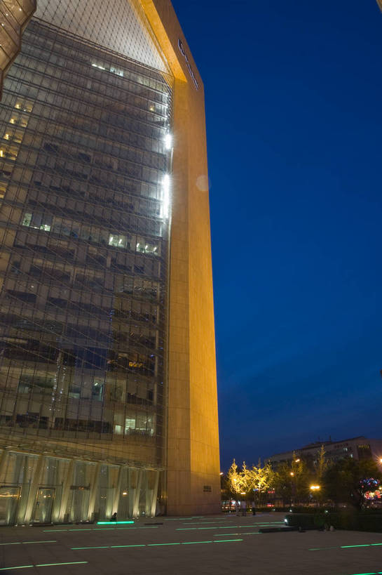 无人,摄影师,高楼大厦,竖图,彩色,室外,夜晚,仰视,旅游,办公楼,城市风光,城市,夜景,北京,中国,亚洲,灯光,首都,东方,休闲,放松,对比,风光,近景,东亚,摄像师,中华人民共和国,东城区,北京市,京,北平,华北地区,低角度拍摄,旅行,东城,保利大厦,东四十条,bj174