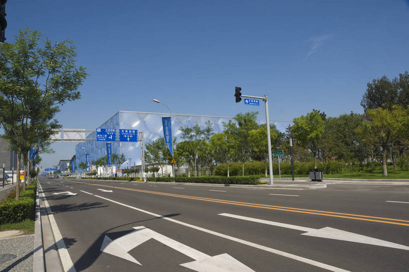 无人,摄影师,体育馆,横图,室外,白天,锻炼,旅游,快乐,比赛,运动,竞争,城市,道路,建筑,中国,亚洲,壮观,绿化,娱乐,树木,现代化,白云,风景,蓝天,阳光,休闲,奥林匹克,奥运,经济,晴天,雄伟,体育运动,摄像师,奥运场馆,体育,健身,奥运会,奥林匹克运动,北京奥运会,水立方,标志性建筑,2008年北京奥运会,bj174