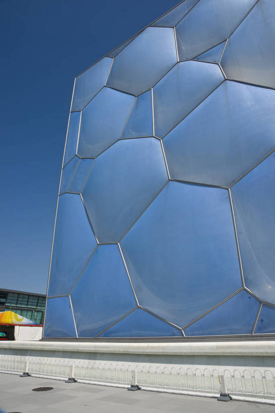 无人,摄影师,体育馆,竖图,室外,特写,白天,锻炼,旅游,快乐,比赛,运动,竞争,城市,建筑,中国,亚洲,局部,壮观,鸟巢,娱乐,现代化,白云,风景,蓝天,阳光,休闲,奥林匹克,奥运,经济,晴天,雄伟,体育运动,摄像师,奥运场馆,体育,健身,奥运会,奥林匹克运动,北京奥运会,水立方,标志性建筑,2008年北京奥运会,bj174