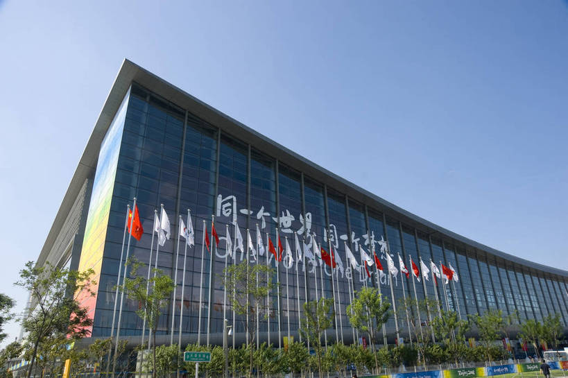 摄影师,体育馆,公园,横图,彩色,室外,白天,仰视,锻炼,旅游,快乐,比赛,运动,竞争,城市,建筑,旗帜,北京,中国,亚洲,游人,壮观,首都,娱乐,树木,现代化,风景,蓝天,阳光,休闲,奥林匹克,奥运,经济,晴天,雄伟,体育运动,东亚,摄像师,中华人民共和国,北京市,京,北平,华北地区,朝阳区,体育,健身,北京奥林匹克公园,奥运会,奥林匹克运动,北京奥运会,标志性建筑,2008年北京奥运会,国家会议中心击剑馆,击剑馆,bj174