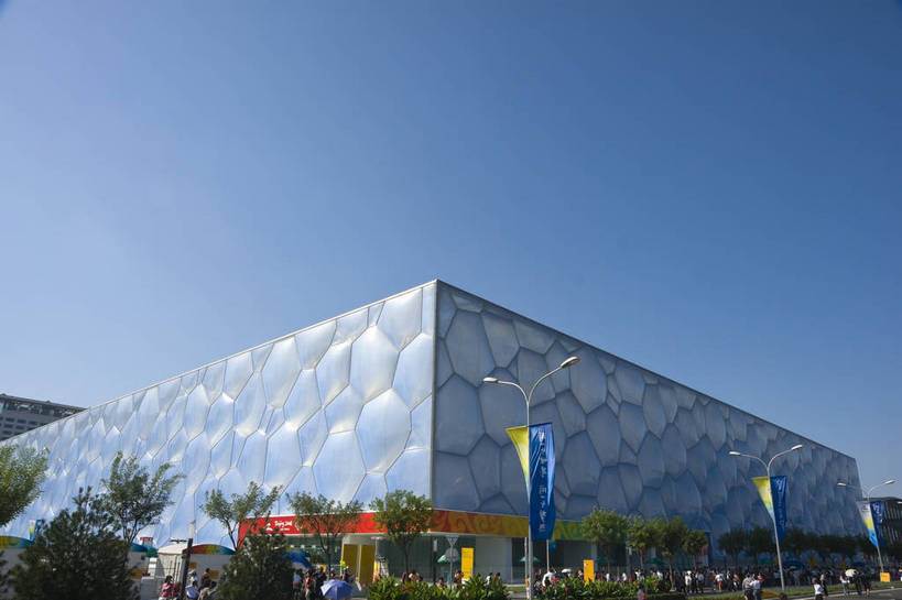 摄影师,体育馆,横图,彩色,室外,白天,锻炼,旅游,快乐,比赛,运动,竞争,城市,建筑,中国,亚洲,游人,壮观,娱乐,现代化,白云,风景,蓝天,阳光,休闲,奥林匹克,奥运,经济,晴天,雄伟,体育运动,摄像师,奥运场馆,体育,健身,奥运会,奥林匹克运动,北京奥运会,水立方,标志性建筑,2008年北京奥运会,bj174