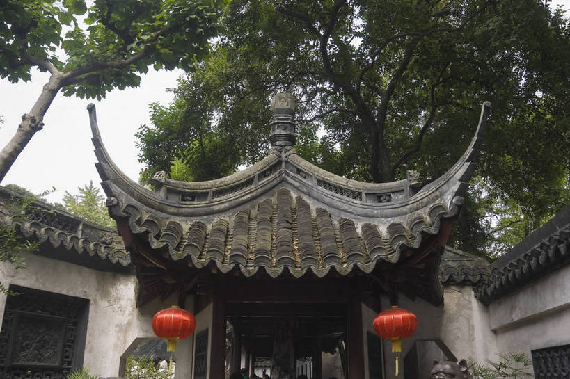 无人,摄影师,横图,彩色,室外,白天,旅游,上海,中国,亚洲,灯笼,亭子,屋檐,历史,文化,树,名胜,风景,城隍庙,豫园,天,园林,文明,古朴,摄像师,幽静,bj174