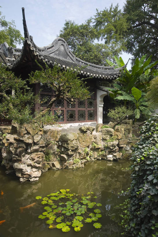 无人,摄影师,竖图,彩色,室外,白天,旅游,上海,中国,亚洲,观赏,金鱼,亭子,池塘,历史,文化,树木,名胜,风景,阳光,城隍庙,豫园,天,假山,晴天,园林,文明,古朴,摄像师,幽静,bj174