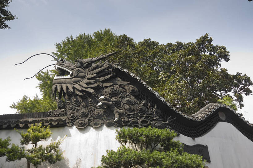 无人,摄影师,横图,俯视,彩色,室外,白天,旅游,建筑,雕塑,上海,中国,亚洲,雕刻,瓦片,屋檐,历史,文化,石雕,檐,树,名胜,白云,风景,蓝天,阳光,城隍庙,豫园,晴天,园林,文明,古朴,摄像师,威严,气势,幽静,bj174