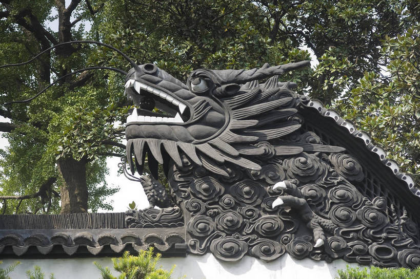 无人,摄影师,横图,彩色,室外,白天,旅游,建筑,雕塑,上海,中国,亚洲,雕刻,瓦片,屋檐,历史,文化,石雕,檐,树,名胜,白云,风景,蓝天,阳光,城隍庙,豫园,晴天,园林,文明,近景,古朴,摄像师,威严,气势,幽静,bj174