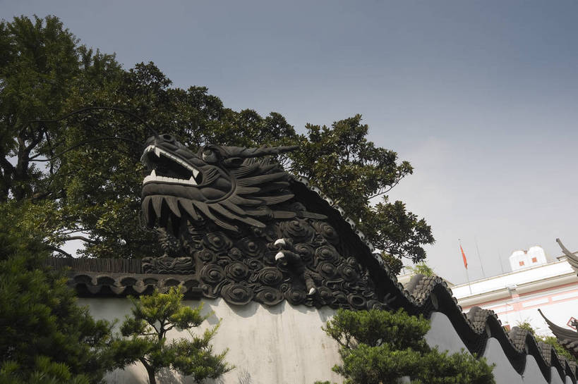 无人,摄影师,横图,彩色,室外,白天,仰视,旅游,建筑,雕塑,上海,中国,亚洲,雕刻,瓦片,屋檐,历史,文化,石雕,檐,树,名胜,白云,风景,蓝天,阳光,城隍庙,豫园,晴天,园林,文明,古朴,摄像师,威严,气势,幽静,bj174