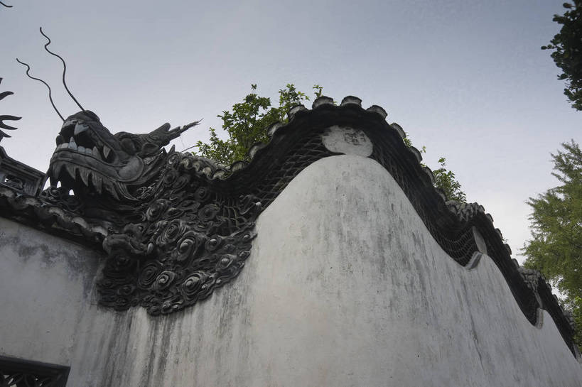 无人,摄影师,横图,彩色,室外,白天,仰视,旅游,建筑,雕塑,上海,中国,亚洲,雕刻,瓦片,屋檐,历史,文化,石雕,檐,树,名胜,风景,阳光,城隍庙,豫园,天,晴天,园林,文明,古朴,摄像师,威严,气势,幽静,bj174