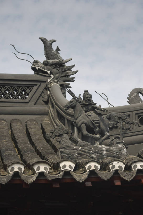 无人,摄影师,竖图,彩色,室外,白天,旅游,建筑,雕塑,上海,中国,亚洲,雕刻,屋檐,云,历史,文化,石雕,树,名胜,风景,阳光,城隍庙,豫园,天,晴天,园林,文明,古朴,摄像师,威严,气势,幽静,bj174