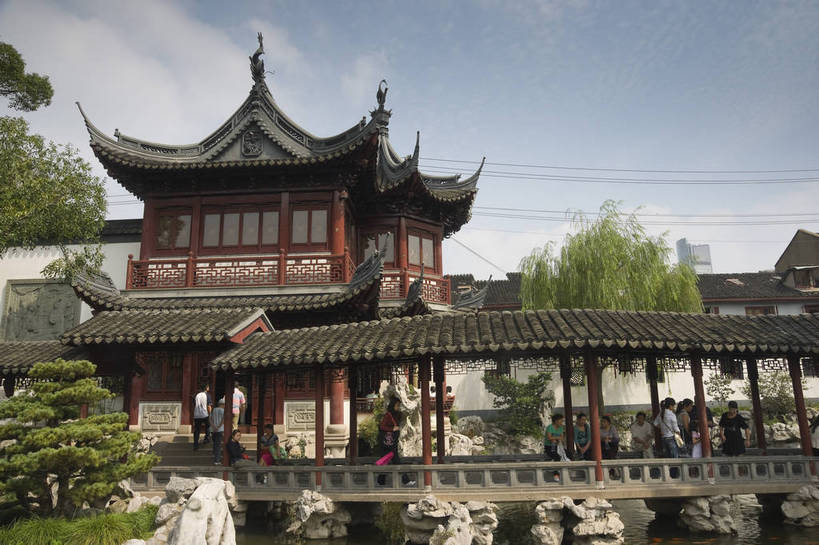 摄影师,横图,彩色,室外,白天,旅游,建筑,上海,中国,亚洲,游人,长廊,亭子,历史,文化,遗址,名胜,白云,风景,蓝天,阳光,城隍庙,豫园,假山,晴天,园林,文明,古朴,摄像师,幽静,bj174