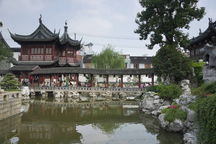 摄影师,横图,彩色,室外,白天,旅游,建筑,上海,中国,亚洲,游人,长廊,亭子,池塘,历史,文化,遗址,名胜,白云,风景,蓝天,阳光,城隍庙,豫园,假山,晴天,园林,文明,古朴,摄像师,幽静,bj174