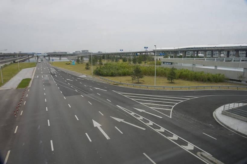 无人,摄影师,横图,彩色,室外,白天,旅游,草坪,城市,飞机场,高速公路,建筑,上海,中国,亚洲,云,建筑物,浦东国际机场,现代化,风景,绿地,天,经济,摄像师,bj174