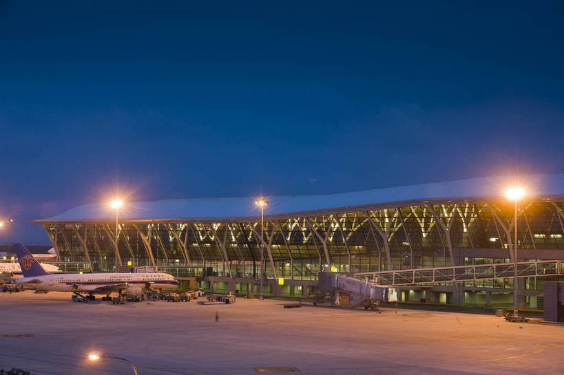 摄影师,横图,彩色,室外,旅游,城市,飞机场,建筑,夜景,中国,亚洲,灯光,建筑物,现代化,风景,停机坪,天,经济,工作人员,摄像师,上海浦东国际机场,bj174