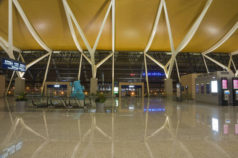 摄影师,横图,彩色,室内,白天,旅游,城市,飞机场,建筑,上海,中国,亚洲,繁华,豪华,顾客,建筑物,浦东国际机场,现代化,风景,经济,候机室,宽敞,摄像师,bj174