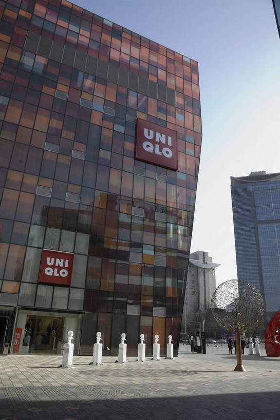 无人,竖图,彩色,室外,白天,购物,旅游,城市,建筑,街道,商场,北京,中国,亚洲,繁华,楼群,首都,建筑物,树木,名胜,现代化,风景,蓝天,阳光,休闲,经济,晴天,东亚,中华人民共和国,北京市,京,北平,华北地区,朝阳区,商业,购物中心,三里屯,三里屯酒吧街,bj174