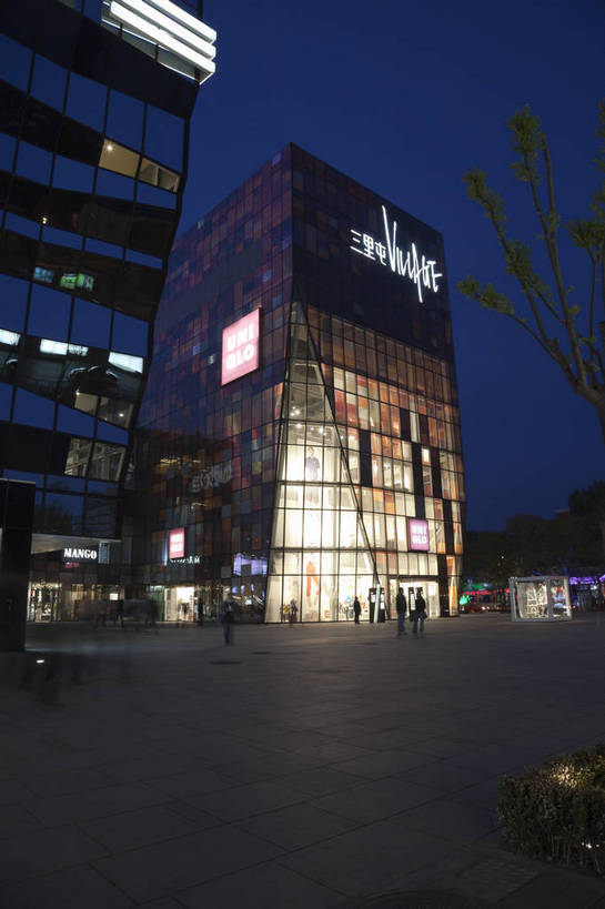 竖图,彩色,室外,旅游,城市,道路,建筑,街道,商场,夜景,北京,中国,亚洲,行人,游人,繁华,楼群,灯光,首都,商业街,建筑物,现代化,风景,热闹,经济,市区,东亚,中华人民共和国,北京市,京,北平,华北地区,朝阳区,商业,高层建筑,购物中心,三里屯,三里屯酒吧街,bj174