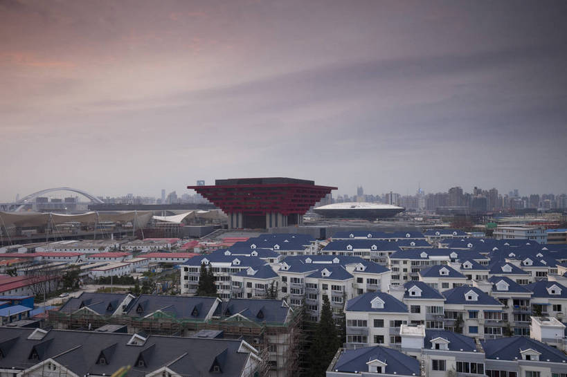 横图,城市,建筑,上海,中国,亚洲,楼群,建筑物,现代化,红色,风景,远景,上海世博馆,世博馆,上海世博会,世博,世博会,规划,创意,对比,中国馆,发展,繁荣,进步,改进,bj174