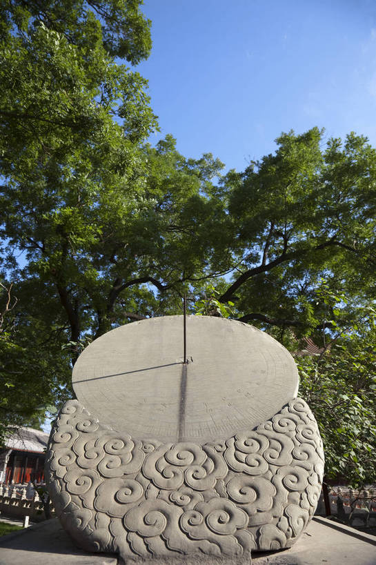 无人,竖图,彩色,白天,旅游,名胜古迹,城市风光,城市,建筑,北京,孔庙,中国,亚洲,历史,文化,东方,名胜,白云,风景,蓝天,阳光,古代建筑,晴天,风光,古朴,外景,日晷,幽静,北京国子监,国子监,bj174