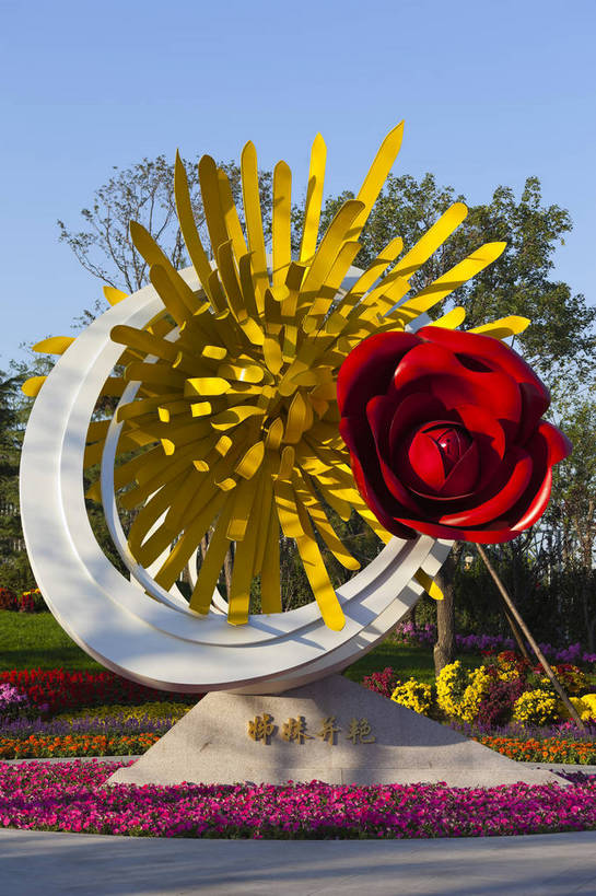 公园,花园,竖图,彩色,室外,特写,白天,旅游,度假,名胜古迹,标志建筑,地标,建筑,玫瑰,雕塑,西安,中国,遗迹,图片,景观,古迹,文物,娱乐,建设,古建筑,花朵,自然,享受,休闲,旅游胜地,菊花,放松,摄影,园林,展览,古文明,陕西省,展览会,博览会,花博会,中国花卉博览会,bj174