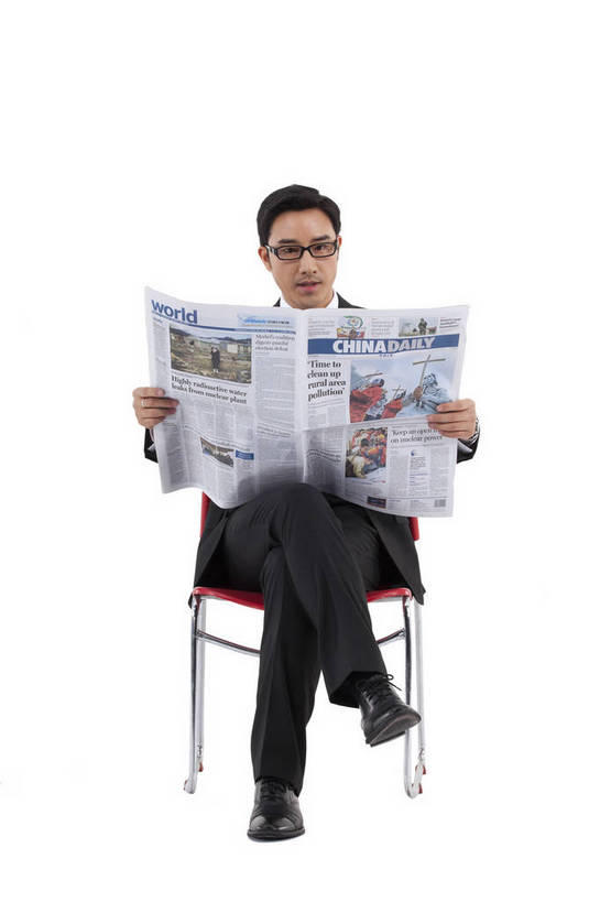 东方人,一个人,商务人士,商务男性,坐,微笑,竖图,彩色,室内,白天,白色背景,正面,衬衫,西装,商务,时尚,阅读,成功,报纸,北京,中国,套装,正装,图片,眼镜,年轻,现代,职业,享受,成熟,活力,可爱,自信,摄影,读报,青春,戴眼镜,商务装,工薪阶层,男人,男性,年轻男性,亚洲人,中国人,年轻人,白领,上班族,全身,影棚拍摄,衬衣,愉快,bj174