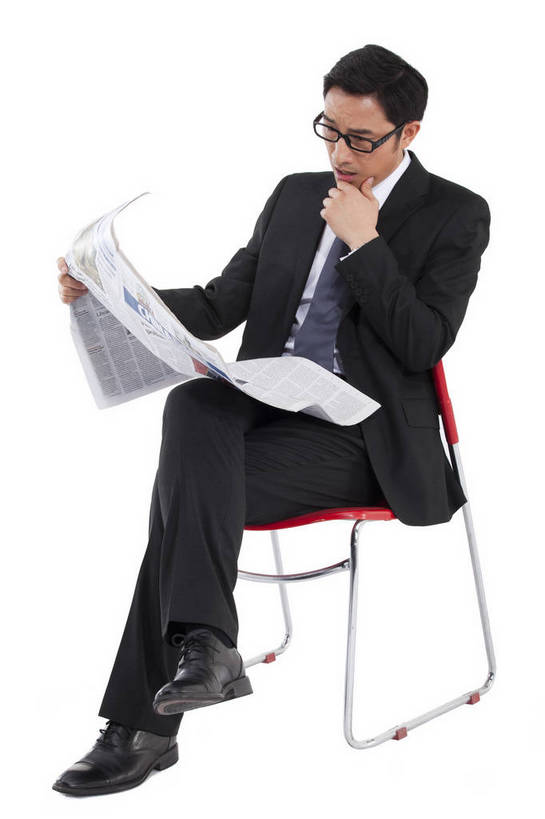 东方人,一个人,商务人士,商务男性,坐,竖图,彩色,室内,白天,白色背景,侧面,衬衫,西装,商务,时尚,阅读,成功,报纸,北京,中国,套装,正装,图片,眼镜,年轻,现代,职业,享受,成熟,活力,可爱,自信,沉思,摄影,读报,青春,戴眼镜,商务装,工薪阶层,男人,男性,年轻男性,亚洲人,中国人,年轻人,白领,上班族,全身,影棚拍摄,衬衣,愉快,bj174