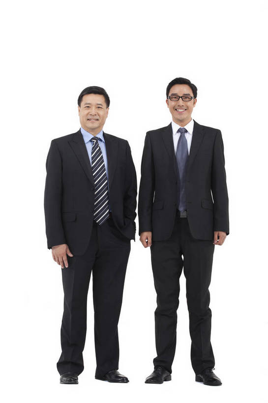 东方人,中年人,两个人,伙伴,商务人士,商务男性,站,微笑,竖图,彩色,室内,白天,白色背景,侧面,衬衫,西装,商务,时尚,友谊,成功,合作,团队,北京,中国,套装,正装,图片,眼镜,年轻,现代,并肩,职业,享受,成熟,活力,可爱,自信,摄影,青春,同伴,戴眼镜,商务装,工薪阶层,团结,友情,男人,男性,年轻男性,中年男性,亚洲人,中国人,年轻人,白领,上班族,全身,影棚拍摄,衬衣,愉快,bj174