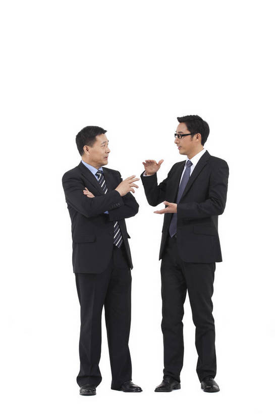 东方人,中年人,两个人,伙伴,商务人士,商务男性,站,微笑,竖图,彩色,室内,白天,白色背景,侧面,衬衫,西装,商务,时尚,友谊,成功,合作,团队,北京,中国,套装,正装,图片,眼镜,年轻,指点,现代,并肩,职业,享受,成熟,活力,可爱,自信,摄影,青春,同伴,戴眼镜,商务装,工薪阶层,团结,友情,男人,男性,年轻男性,中年男性,亚洲人,中国人,年轻人,白领,上班族,全身,影棚拍摄,衬衣,愉快,bj174