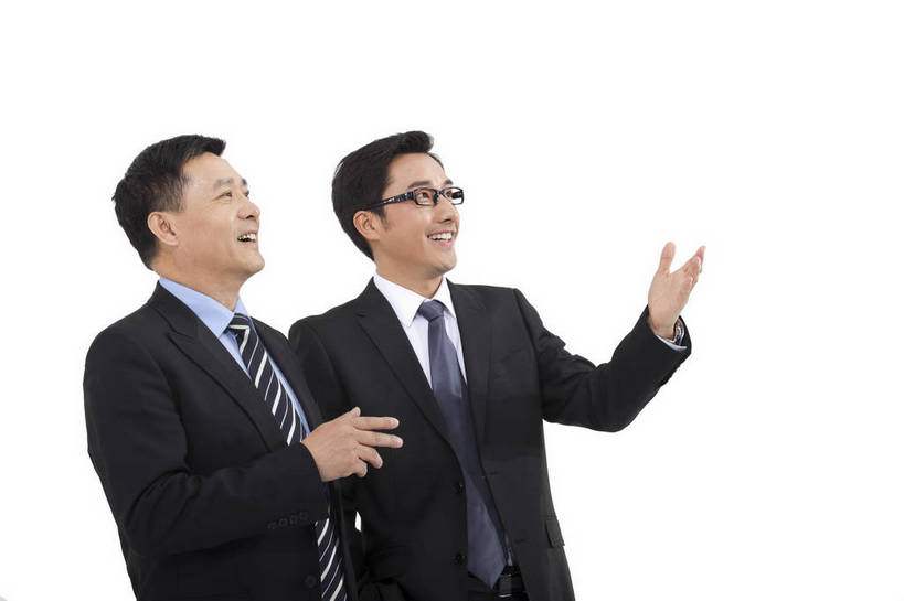 东方人,中年人,两个人,伙伴,商务人士,商务男性,站,微笑,横图,彩色,室内,白天,白色背景,侧面,衬衫,西装,商务,时尚,友谊,成功,合作,团队,北京,中国,套装,正装,图片,眼镜,年轻,指点,现代,并肩,职业,享受,成熟,活力,可爱,自信,摄影,青春,同伴,戴眼镜,商务装,工薪阶层,团结,友情,男人,男性,年轻男性,中年男性,亚洲人,中国人,年轻人,白领,上班族,半身,影棚拍摄,衬衣,愉快,bj174