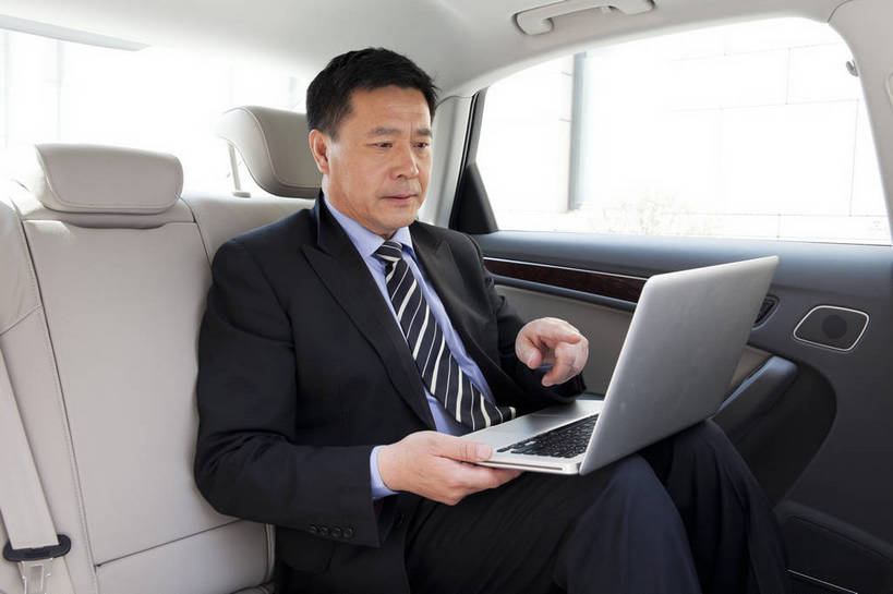 东方人,中年人,一个人,商务人士,商务男性,坐,微笑,横图,彩色,室内,白天,白色背景,侧面,衬衫,西装,商务,时尚,成功,笔记本电脑,汽车,北京,中国,套装,正装,工作,图片,现代,职业,享受,成熟,活力,可爱,自信,摄影,小汽车,商务装,工薪阶层,上网,男人,男性,中年男性,亚洲人,中国人,白领,上班族,半身,影棚拍摄,衬衣,愉快,bj174