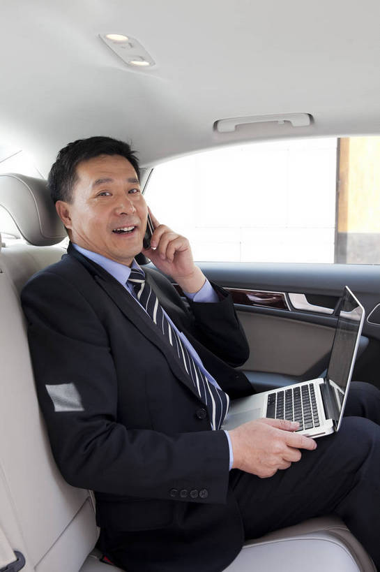 东方人,中年人,一个人,商务人士,商务男性,坐,打电话,微笑,竖图,彩色,室内,白天,白色背景,侧面,衬衫,西装,商务,时尚,成功,笔记本电脑,汽车,手机,北京,中国,套装,正装,工作,图片,现代,职业,享受,成熟,活力,可爱,自信,摄影,小汽车,商务装,工薪阶层,上网,男人,男性,中年男性,亚洲人,中国人,白领,上班族,沟通,半身,影棚拍摄,衬衣,愉快,bj174