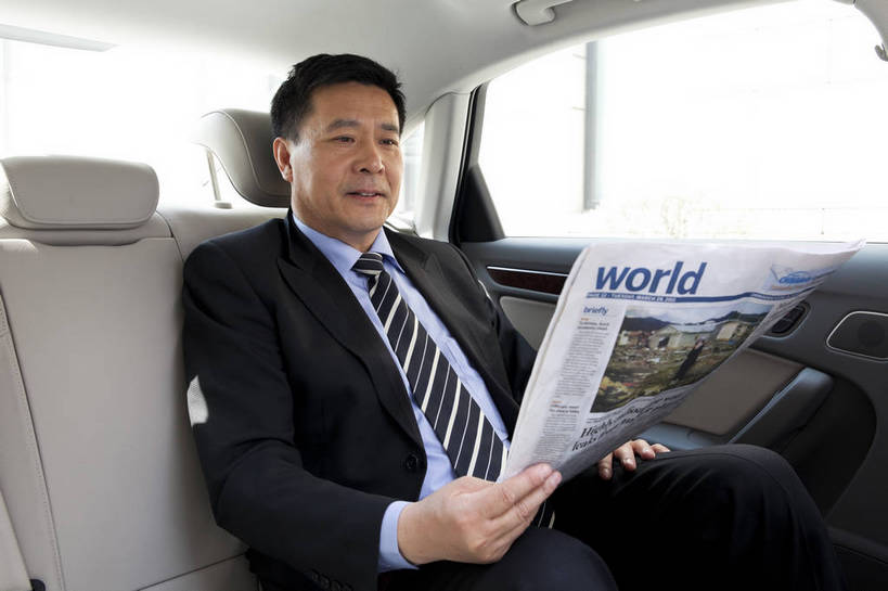 东方人,中年人,一个人,商务人士,商务男性,坐,微笑,横图,彩色,室内,白天,白色背景,侧面,衬衫,西装,商务,时尚,阅读,成功,汽车,报纸,北京,中国,学习,套装,正装,信息,图片,现代,职业,享受,成熟,活力,可爱,自信,浏览,摄影,新闻,小汽车,商务装,工薪阶层,男人,男性,中年男性,亚洲人,中国人,白领,上班族,半身,影棚拍摄,衬衣,愉快,报刊,bj174