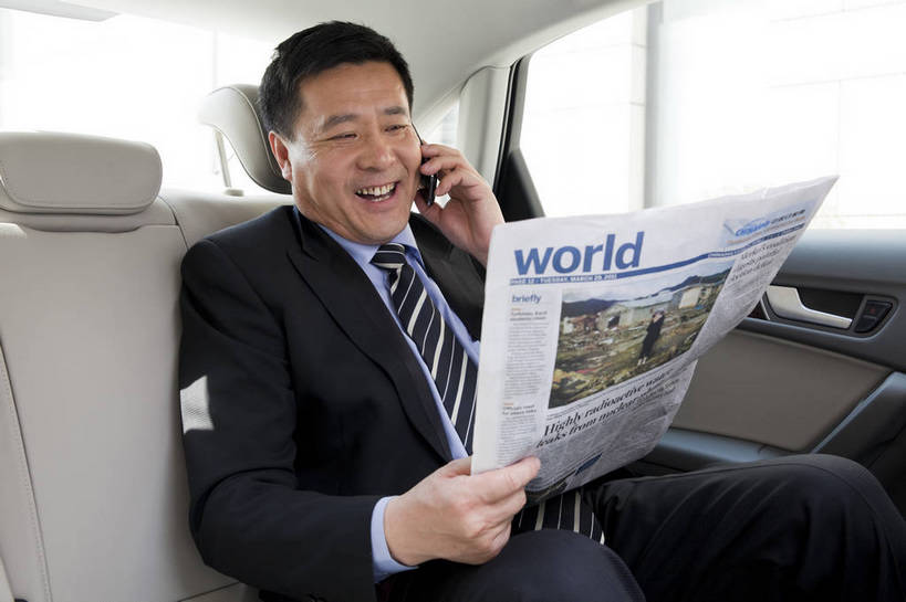 东方人,中年人,一个人,商务人士,商务男性,坐,微笑,横图,彩色,室内,白天,白色背景,侧面,衬衫,西装,商务,时尚,阅读,成功,汽车,报纸,北京,中国,学习,套装,正装,信息,图片,现代,职业,享受,成熟,活力,可爱,自信,浏览,摄影,新闻,小汽车,商务装,工薪阶层,男人,男性,中年男性,亚洲人,中国人,白领,上班族,半身,影棚拍摄,衬衣,愉快,报刊,bj174