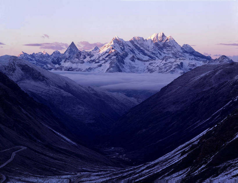 无人,横图,彩色,室外,白天,旅游,度假,美景,名胜古迹,山,山脉,雪山,标志建筑,地标,建筑,中国,亚洲,遗迹,图片,高山,山峰,古迹,文物,娱乐,建设,古建筑,风景,天空,自然,群山,享受,休闲,远景,旅游胜地,放松,摄影,地理,四川省,风光,宁静,自然风光,古文明,东亚,四川,阿坝,中华人民共和国,西南地区,阿坝藏族羌族自治州,阿坝州,川,四姑娘山,险峻,bj174
