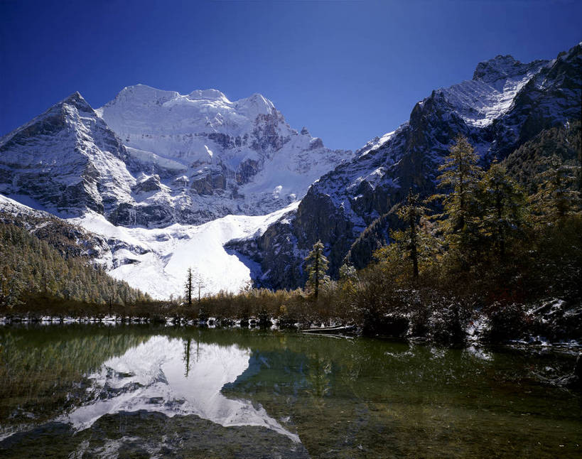 无人,横图,彩色,室外,白天,旅游,度假,湖,美景,名胜古迹,山,树林,雪山,标志建筑,地标,建筑,中国,亚洲,遗迹,图片,高山,山峰,古迹,文物,娱乐,建设,古建筑,倒影,风景,蓝天,天空,自然,享受,休闲,旅游胜地,放松,摄影,地理,四川省,风光,宁静,自然风光,古文明,东亚,四川,稻城,亚丁,甘孜藏族自治州,中华人民共和国,西南地区,川,甘孜,甘孜州,险峻,稻城三神山,稻城县,稻城亚丁,念青贡嘎日松贡布,三神山,仙乃日,仙乃日神山,仙乃日雪山,亚丁风景区,bj174