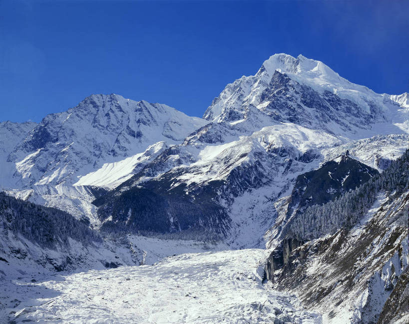 无人,横图,彩色,室外,白天,旅游,度假,美景,名胜古迹,山,雪山,标志建筑,地标,建筑,贡嘎山,中国,亚洲,遗迹,图片,高山,山峰,古迹,文物,娱乐,建设,古建筑,风景,蓝天,天空,自然,享受,休闲,旅游胜地,放松,摄影,地理,四川省,风光,宁静,自然风光,古文明,东亚,四川,甘孜藏族自治州,中华人民共和国,西南地区,川,甘孜,甘孜州,泸定县,险峻,泸定,海螺沟,海螺沟冰川,bj174