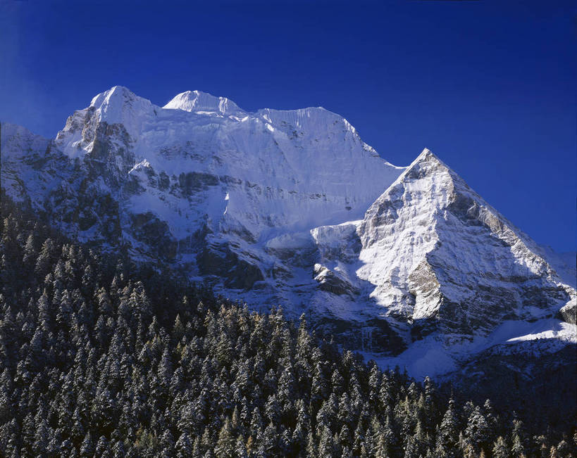 无人,横图,彩色,室外,白天,旅游,度假,美景,名胜古迹,森林,山,树林,雪山,标志建筑,地标,建筑,中国,亚洲,遗迹,图片,高山,山峰,古迹,文物,娱乐,建设,古建筑,风景,蓝天,天空,自然,享受,休闲,旅游胜地,放松,摄影,地理,四川省,风光,宁静,自然风光,古文明,东亚,四川,稻城,亚丁,甘孜藏族自治州,中华人民共和国,西南地区,川,甘孜,甘孜州,险峻,稻城三神山,稻城县,稻城亚丁,念青贡嘎日松贡布,三神山,仙乃日,仙乃日神山,仙乃日雪山,亚丁风景区,bj174