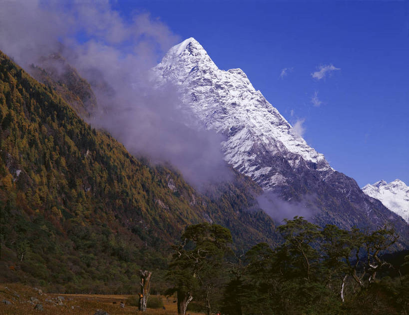 无人,横图,彩色,室外,白天,旅游,度假,美景,名胜古迹,山,山脉,树林,雪山,标志建筑,地标,建筑,中国,亚洲,遗迹,图片,高山,山峰,云雾,古迹,文物,娱乐,建设,古建筑,风景,天空,自然,群山,享受,休闲,旅游胜地,放松,摄影,地理,四川省,缭绕,风光,宁静,自然风光,古文明,东亚,四川,阿坝,中华人民共和国,西南地区,阿坝藏族羌族自治州,阿坝州,川,双桥沟,四姑娘山,仙境,险峻,bj174