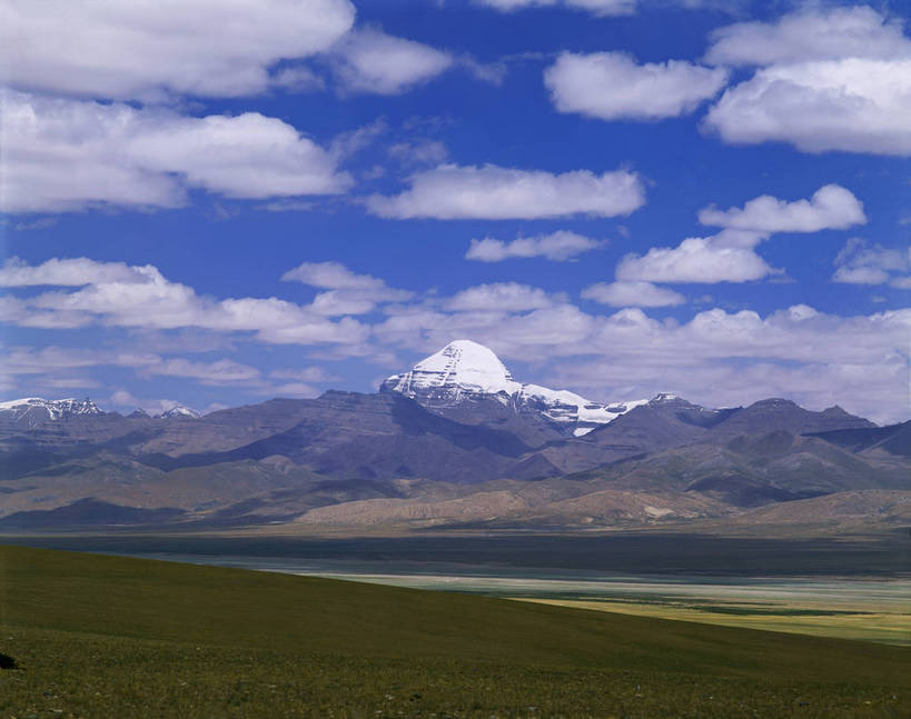 无人,横图,彩色,室外,白天,旅游,度假,草地,草原,美景,名胜古迹,山,雪山,标志建筑,地标,建筑,中国,亚洲,遗迹,图片,高山,山峰,山脚,山峦,古迹,文物,娱乐,建设,古建筑,西藏,白云,风景,蓝天,天空,自然,平原,享受,休闲,远景,旅游胜地,放松,摄影,地理,缭绕,风光,宁静,自然风光,藏,古文明,东亚,西藏自治区,青海,青海省,神山天葬台,中华人民共和国,西南地区,西北地区,阿里,青,玉树州,玉树藏族自治州,险峻,冈仁波齐峰,普兰县,玉树,冈底斯山脉,岗仁布钦,世界之轴,冈仁波齐,吉罗娑山,bj174