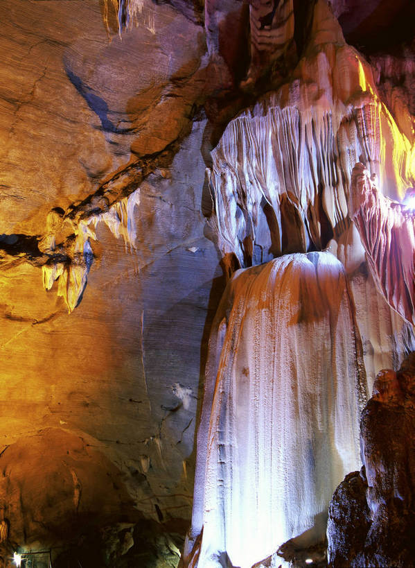无人,竖图,彩色,室外,特写,白天,旅游,度假,名胜古迹,标志建筑,地标,建筑,中国,亚洲,遗迹,光影,图片,古迹,文物,娱乐,建设,古建筑,云南,风景,自然,享受,休闲,旅游胜地,熔岩,放松,摄影,地理,风光,宁静,自然风光,溶洞,古文明,东亚,地貌,云南省,中华人民共和国,西南地区,滇,红河,红河州,红河哈尼族彝族自治州,岩石,地质,泸西县,泸西,阿庐古洞,泸源洞,云南第一洞,bj174