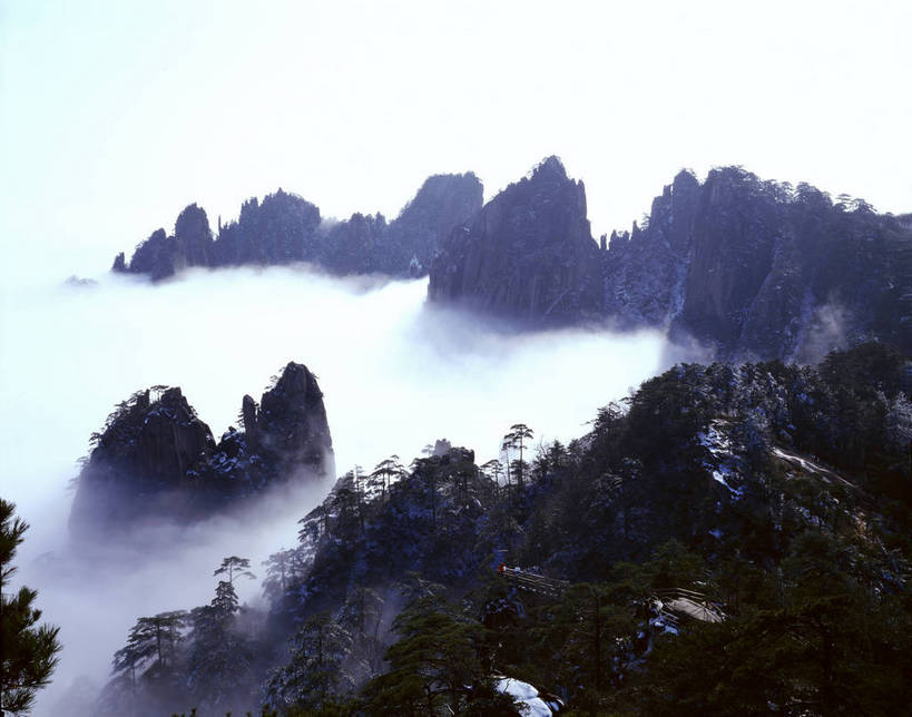 无人,横图,彩色,室外,白天,旅游,度假,黄山,美景,名胜古迹,山,山脉,雾,标志建筑,地标,建筑,中国,亚洲,遗迹,图片,山峰,雪景,云,云海,冬天,山峦,古迹,文物,娱乐,建设,古建筑,风景,自然,群山,享受,休闲,远景,旅游胜地,放松,摄影,地理,缭绕,风光,宁静,自然风光,古文明,东亚,安徽,安徽省,黄山市,中华人民共和国,华东地区,皖,仙境,险峻,bj174